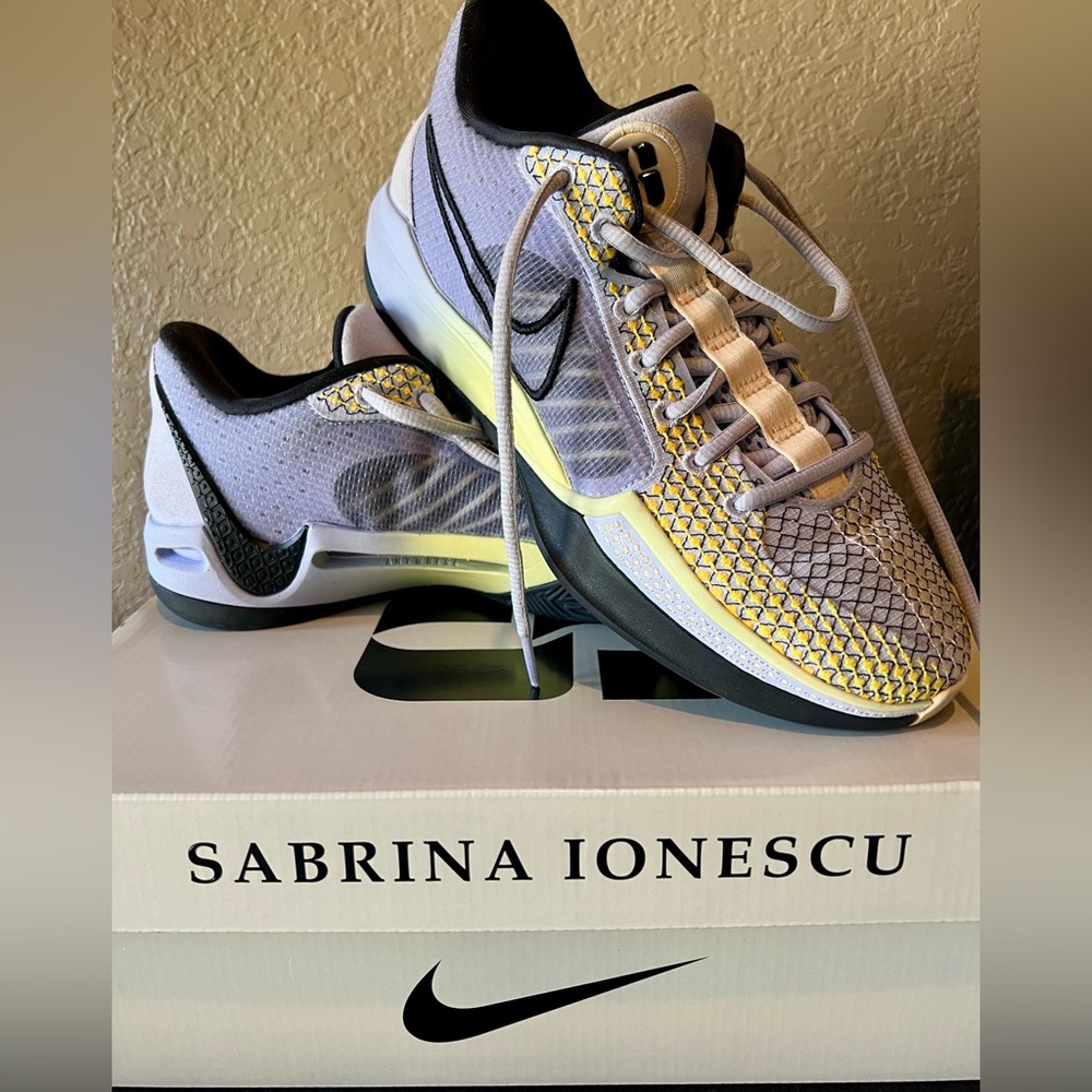 NIKE SABRINA 1 Basketball Shoes -Oxygen Purple/Black 
Women Size 8/Men Size 6.5